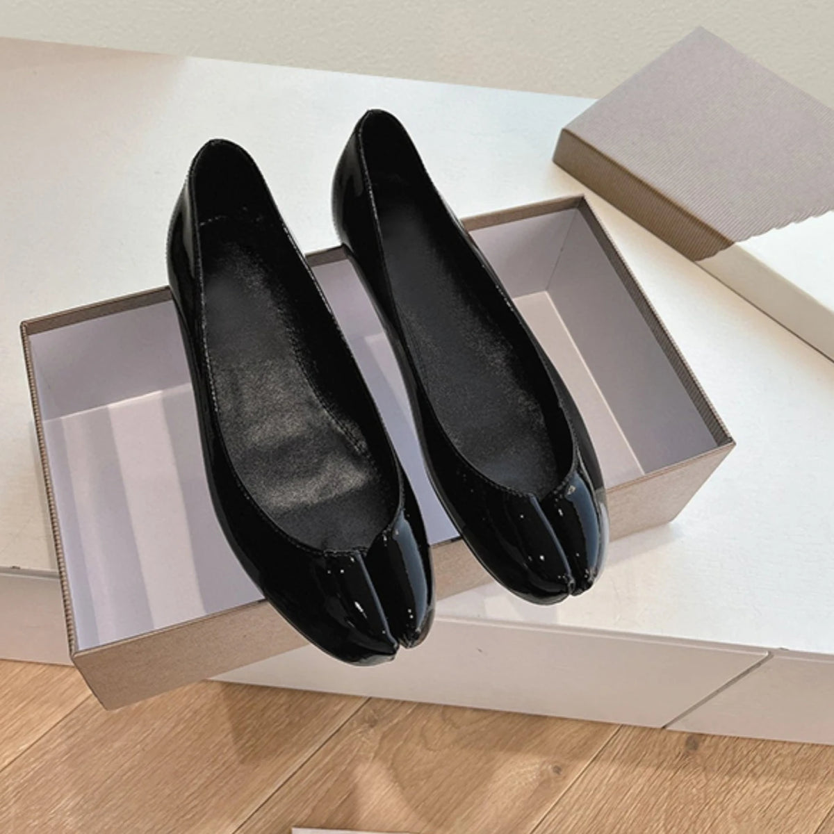 Women Tabi Ninja Ballet Flats Split Toe Mary Janes Patent Leather Party Shallow Mouth Single Shoes Solid Sandals Ladies Loafers